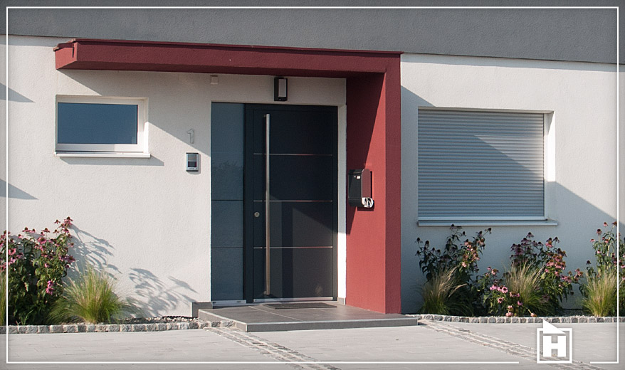 Moderne Aluminium-Haustür mit rotem Portal – ein Projekt der HÖPP GmbH